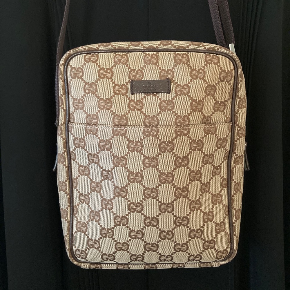 Authentic Gucci cross body canvas bag 🤎